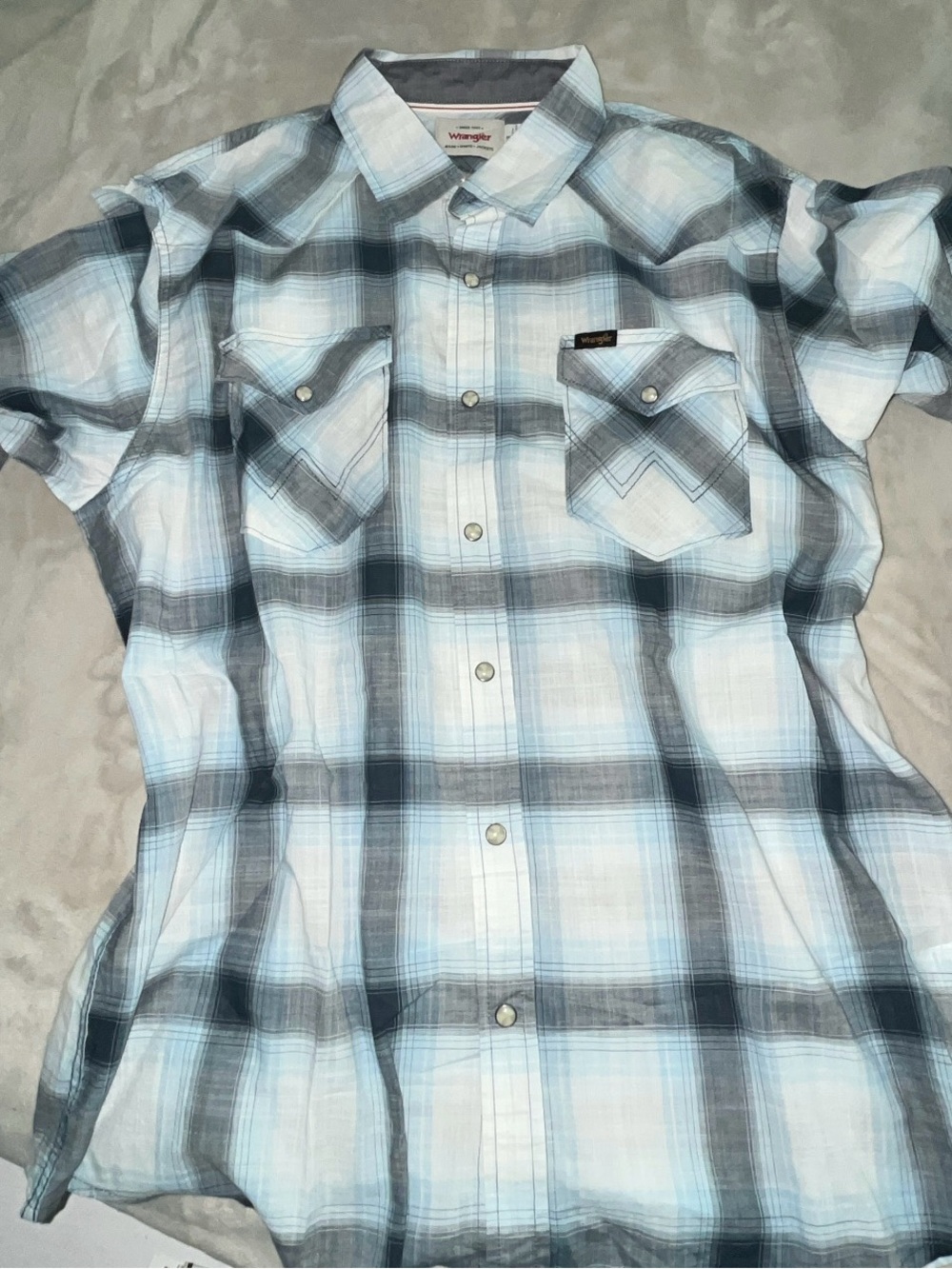 Wrangler Men's Light Blue and Gray Plaid Short Sleeve Button-Down
